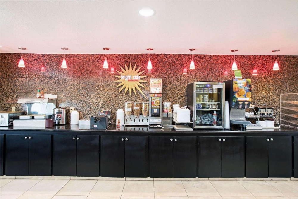 La Quinta Inn & Suites by Wyndham Salina Main image