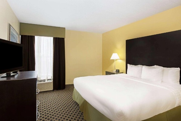 La Quinta Inn & Suites by Wyndham Salina image 10