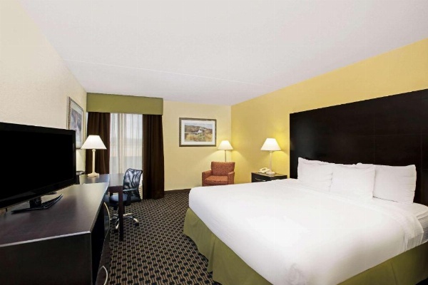 La Quinta Inn & Suites by Wyndham Salina image 12