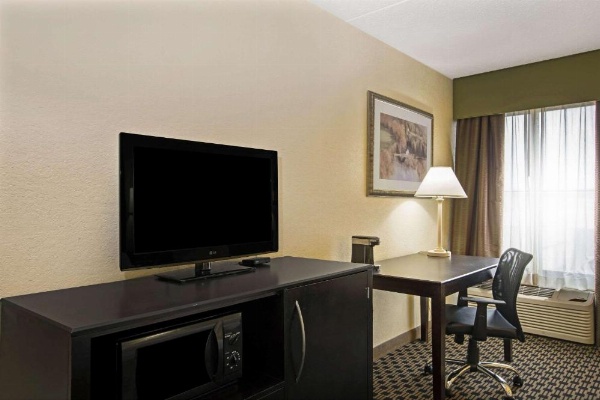 La Quinta Inn & Suites by Wyndham Salina image 17