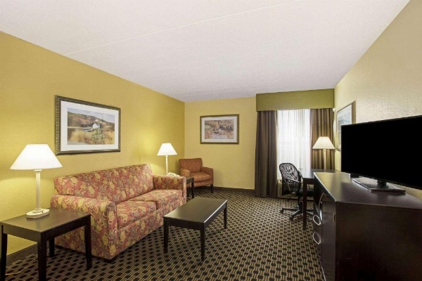 La Quinta Inn & Suites by Wyndham Salina image 18