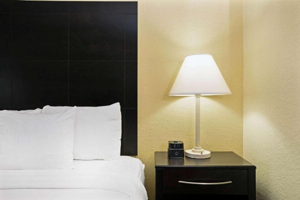 La Quinta Inn & Suites by Wyndham Salina image 22