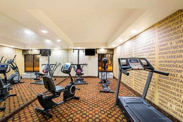 La Quinta Inn & Suites by Wyndham Salina image 24