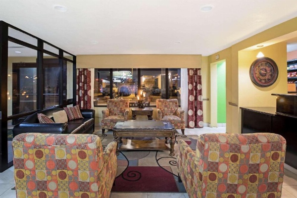 La Quinta Inn & Suites by Wyndham Salina image 28