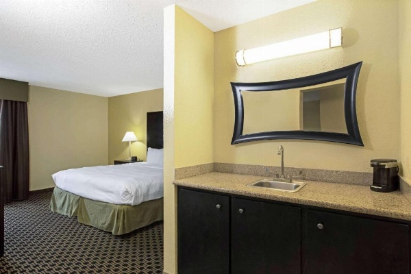 La Quinta Inn & Suites by Wyndham Salina image 30