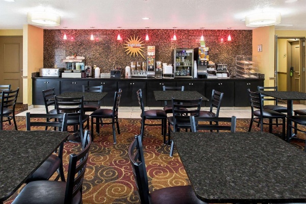 La Quinta Inn & Suites by Wyndham Salina image 4