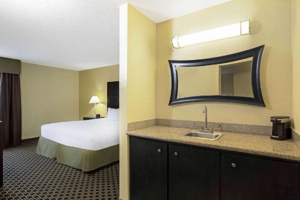 La Quinta Inn & Suites by Wyndham Salina image 8