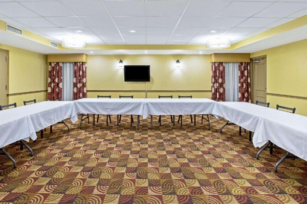 La Quinta Inn & Suites by Wyndham Salina image 9